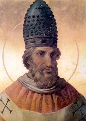 Papa Gregório VII, eleito pelo colégio dos Cardeais, proibiu a monarquia de interferir na escolha dos membros clericais